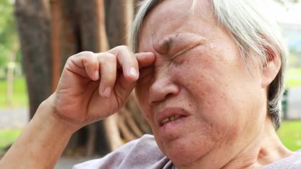 Грустная Азиатская Пожилая Женщина Плачет Сидит Одиночестве Страдают Депрессии Тревоги — стоковое видео