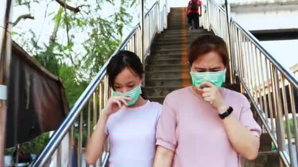 Gestresst Aziatisch Kind Meisje Draagt Hygiënisch Masker Lopen Buiten Allergie — Stockvideo