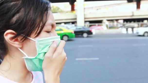 Vermoeide Aziatische Meisje Niezen Hoesten Dragen Hygiënisch Masker Luchtverontreiniging Problemen — Stockvideo