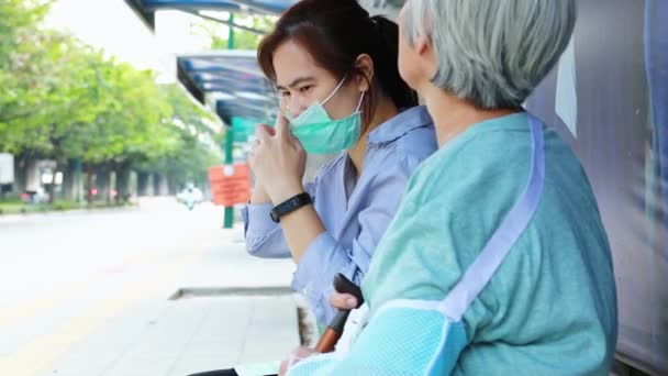 Mujer Asiática Que Usa Mascarilla Médica Para Personas Mayores Porque — Vídeo de stock