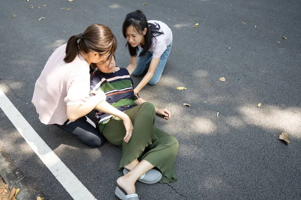 야외 공원에 누워 있는 아시아 노인의 무의식 상태 가심 장혼 란을 겪고, 연로 한 여성 이 울혈성 심부전, 뇌졸중, 무의식, 건강 문제로 바닥에 쓰러졌다 — 스톡 사진