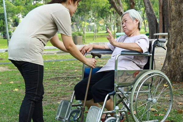 Mulher idosa asiática que se recusa a andar, idosas com medo de se levantar da cadeira de rodas, pessoas idosas com medo de cair, síndrome geriátrica se sentem inconfiantes, evitar atividades, exercício, problema de estilo de vida — Fotografia de Stock