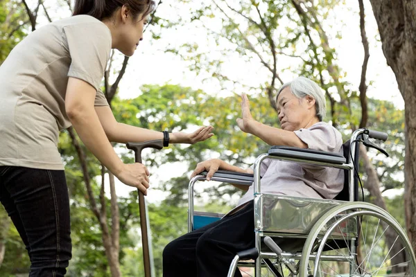 Överdriven rädsla hos äldre kvinnor patienter avvisa, gest hand Nej, kvinnliga äldre som vägrar att gå, asiatiska äldre människor rädsla för att falla, känna sig osäker, undvika aktiviteter, fysisk dekonditionin — Stockfoto