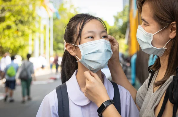 Ασιατικό κορίτσι παιδί φορώντας ιατρική μάσκα σε δημόσιο χώρο που διατρέχουν κίνδυνο νόσου, οι άνθρωποι εμποδίζουν τη μόλυνση από την εξάπλωση του ιού της Corona σε Wuhan Κίνα, ιός της γρίπης, προστασία Coronavirus, Mers-Cov, 2019-ncov — Φωτογραφία Αρχείου