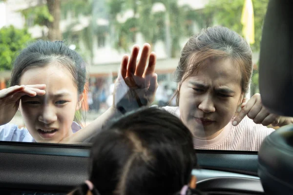 Asiatisk mor glömde sin dotter inne i sin bil, instängd i bilen, risk för kvävning i bilen för liten flicka, tillstånd av att inte kunna andas, orsakar död, vårdslöshet, behöver akut hjälp — Stockfoto