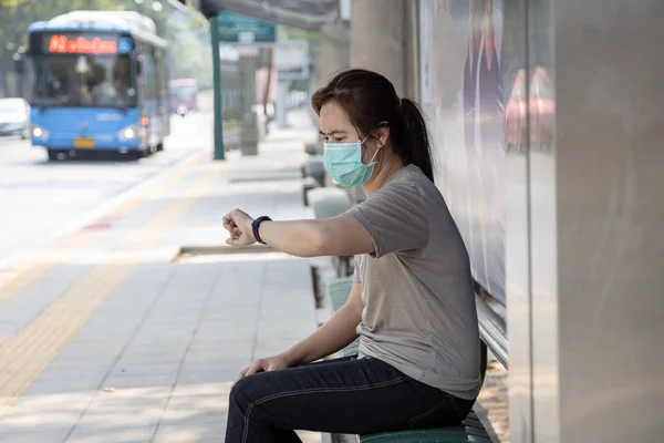 Mujer Asiática Que Usa Máscara Higiénica Para Prevenir Nuevos Virus — Foto de Stock