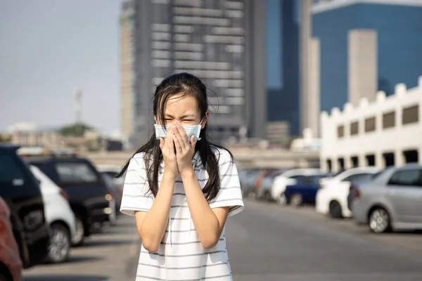 Enfermo Niña Asiática Tos Estornudo Usando Máscara Protectora Tienen Reacción — Foto de Stock