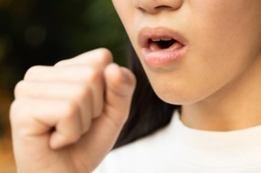 Covid-19, Coronavirus, hasta çocuk öksürüğü, toz, PM2.5, sis, hava kirliliği, bakım, sağlık maskesi takarak