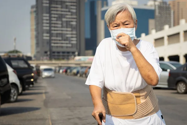Азиатская Старшая Женщина Защитной Маске Потому Грязный Воздух Загрязненный Смог — стоковое фото