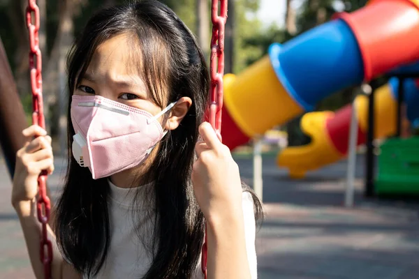 Asijské Dítě Ochrannou Maskou Problémy Toxického Smogu Jemného Prachu Znečištění — Stock fotografie