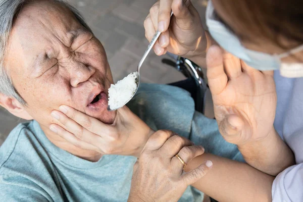 머리를 여성은 때문에 노인들에게 폭력적 간병인 갈등을 일으키며 학대를 중지하고 — 스톡 사진