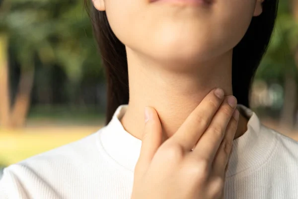 Closeup Hands Asian Female People Holding Her Inflamed Throat Tonsillitis — Stock Photo, Image