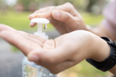Covid-19 salgınını önlemek için alkol antiseptik jel kullanan Asyalı genç kadının elleri, Coronavirus 'u bulaştırmamak için el dezenfektanı kullanan kızın elleri temiz.  