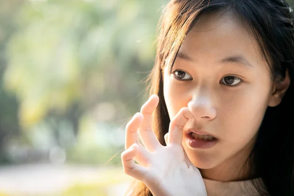 Obyčejné Chování Asijského Dítěte Dívka Těšit Prstem Nose Ruce Nemyjte — Stock fotografie