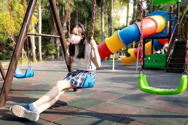 Asiatisches Kindermädchen Mit Schutzmaske Auf Spielplatz Mädchen Verhindern Infektion Durch — Stockfoto