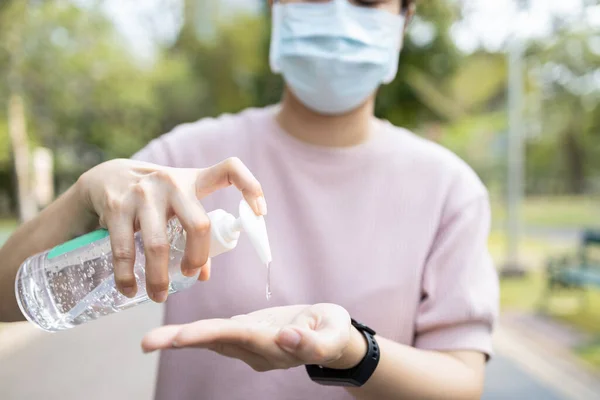 Азиатские Люди Использующие Антисептический Гель Защитную Маску Предотвращают Заражение Вирусом — стоковое фото