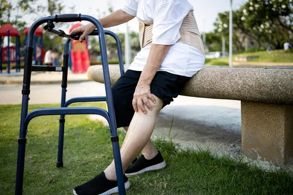 Asiatische Seniorin Sitzt Und Massiert Ihr Knie Hat Knieschmerzen Ältere — Stockfoto