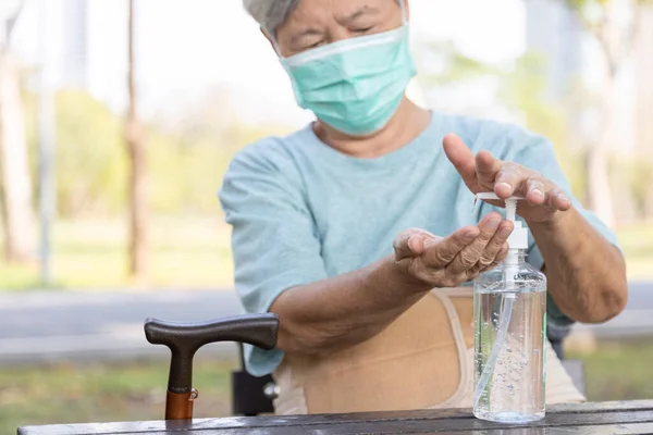 Asiatiska Äldre Personer Som Bär Skyddsmask Använder Alkohol Antiseptisk Gel — Stockfoto