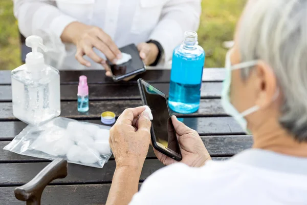Limpeza Telefone Celular Para Eliminar Germes Covid Mulheres Asiáticas Limpando — Fotografia de Stock