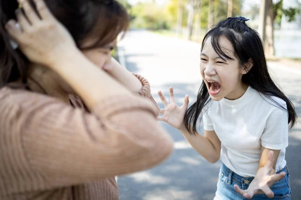 Kızgın Kız Çocuğu Annesine Bağırıyor Dırdır Ediyor Dırdır Ediyor Stresli — Stok fotoğraf