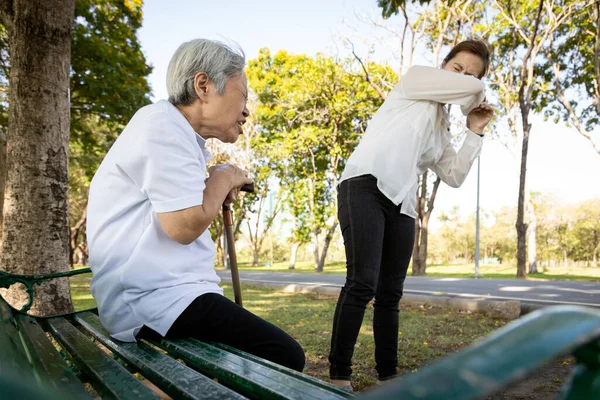 Mujer Mayor Enferma Con Tos Estornudos Sin Protección Gérmenes Propagadores — Foto de Stock