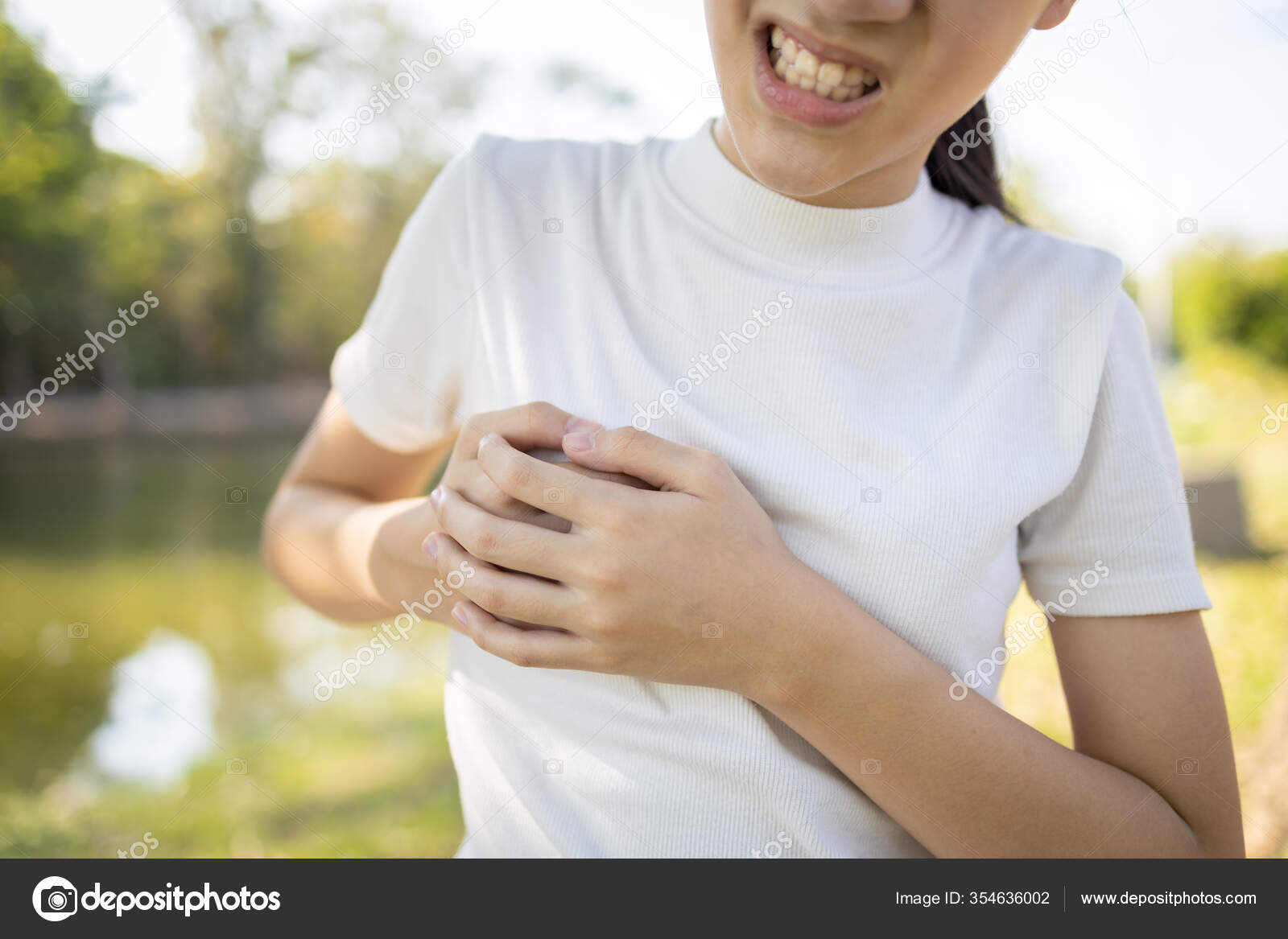 Asiatique Enfant Fille Toucher Ses Seins Douloureux Avec Une ...