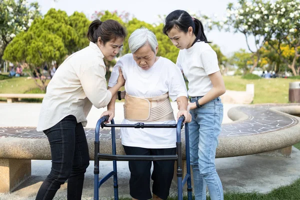 Asiatische Senioren Benutzen Rollator Während Der Rehabilitation Zur Sicherheit Nach — Stockfoto