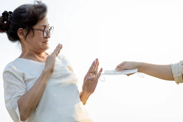Sjuk Asiatisk Senior Kvinna Förkastar Bär Ansiktsmask Brist Socialt Ansvar — Stockfoto