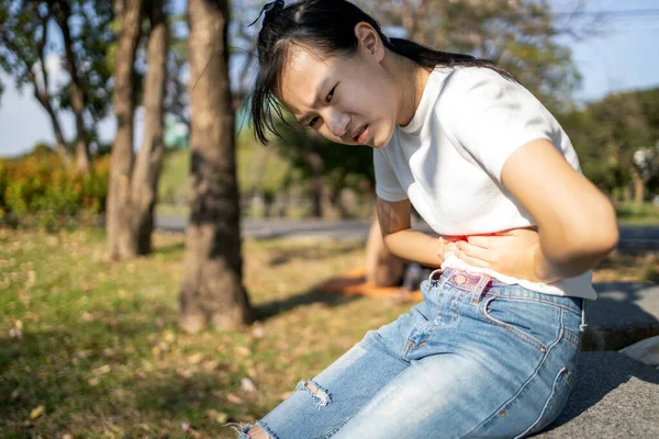 Mujer Asiática Con Dolor Estómago Adolescente Con Dolor Abdominal Crónico — Foto de Stock