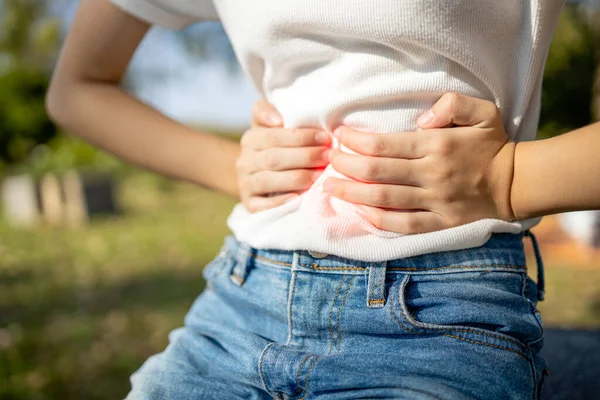 Niña Asiática Con Dolor Estómago Mujer Con Dolor Vientre Con — Foto de Stock