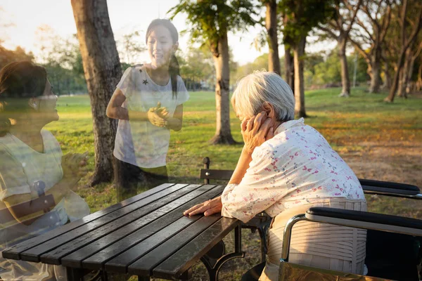 Uma Mulher Idosa Solitária Está Esperando Pensando Memórias Antigas Sua — Fotografia de Stock