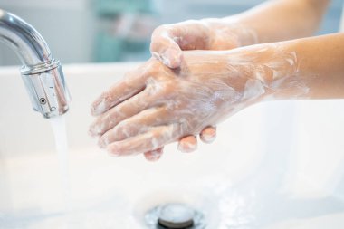 Hijyen, ellerini ovuşturan, sık sık sabunla yıkayan, virüs bulaşmasını önleyen, Covid-19 salgını, dezenfeksiyon, bakteri salgını, Coronavirus salgınını durdurmak için elini temizleyen kız çocuğu.