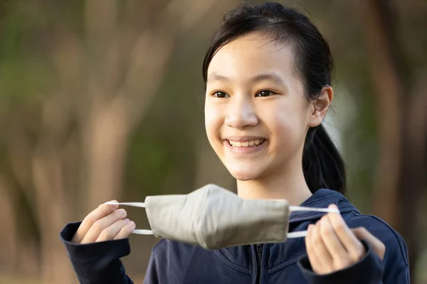 Азійська Дівчинка Показує Маску Виготовлену Тканини Жінка Агітує Щоб Носити — стокове фото
