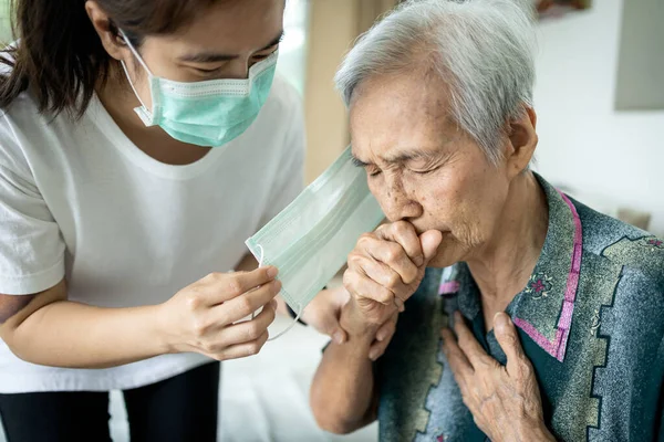 Ηλικιωµένοι Έχουν Ασθένεια Πυρετό Βήχα Και Δυσκολία Στην Αναπνοή Λοιµώδη — Φωτογραφία Αρχείου