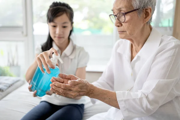 위생적 알코올 살균제를 사용하는 아시아 노인들 감염을 예방하고 코로나 바이러스에 — 스톡 사진
