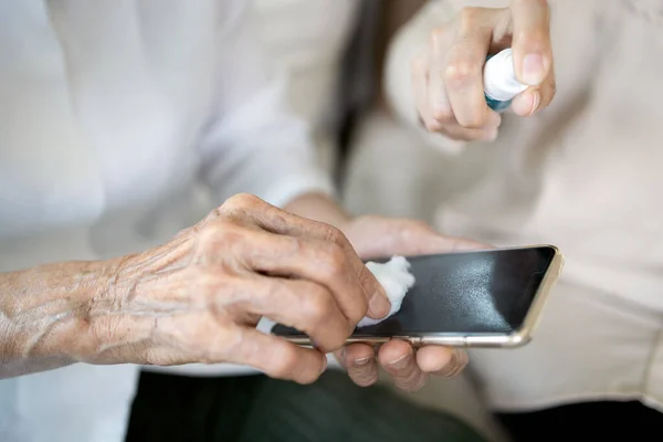 Äldre Personers Hand Sprutar Alkohol Desinfektionsmedel Sprutar Mobiltelefonen Förhindrar Infektion — Stockfoto