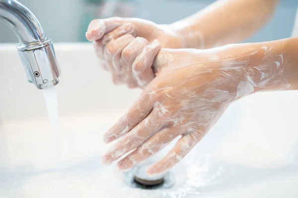 Higiene Mãos Menina Esfregando Mãos Lavar Frequentemente Com Sabão Séptico — Fotografia de Stock