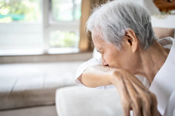 Asiatische Ältere Menschen Mit Niesen Husten Den Ärmel Oder Ellenbogen — Stockfoto