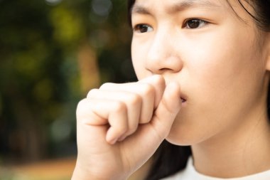 Asyalı hasta kadınlar kronik öksürük, akciğer tüberkülozu, zatürree, ateşi olan hasta kız çocuğu, kuru öksürük, bakteriyel, virüs, soğuk algınlığı, grip enfeksiyonu, solunum yolu enfeksiyonu.