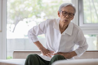 Karın ağrısı, şiddetli karın ağrısı, mide ağrısı, bağırsak sistemi hastalığı, bağırsak, sindirim sorunları, ishal, yaşlı kadın mide ağrısı, hassas bağırsak zehirlenmesi,