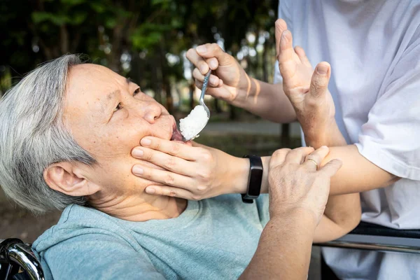 Forceren Omdat Aziatische Senioren Weigeren Geen Voedsel Willen Eten Boze — Stockfoto