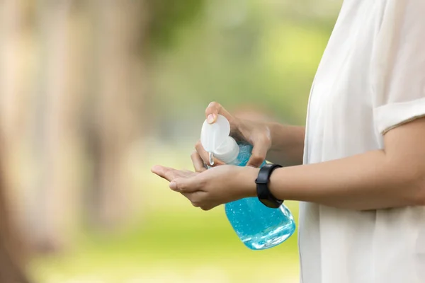 Primer Plano Mano Personas Asiáticas Que Usan Gel Antiséptico Con —  Fotos de Stock