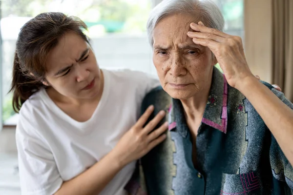 Utmattad Trött Asiatisk Senior Kvinna Röra Huvudet Med Händerna Sjuka — Stockfoto
