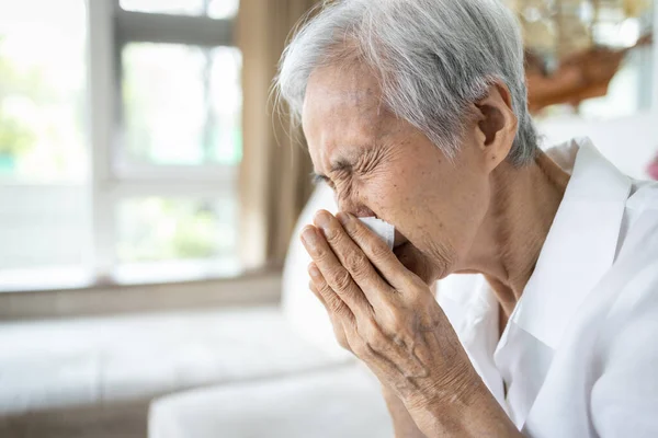 Sjuk Asiatisk Senior Kvinna Blåser Näsa Med Silkespapper Medan Rinnande — Stockfoto