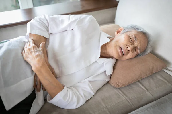 有肚子痛的亚裔老年妇女 老年人肚子痛 手接触肚子痛 胃溃疡 慢性腹部问题 结直肠癌 老年病 — 图库照片