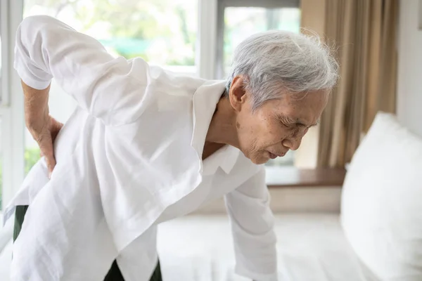 Sorglig Asiatisk Senior Kvinna Med Rygg Och Höftled Smärtor När — Stockfoto