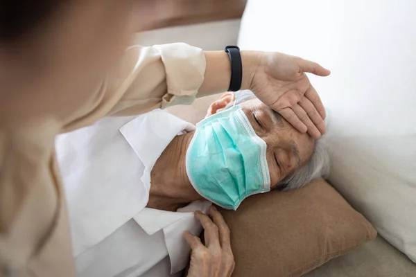 Feber Kyla Och Influensa Asiatisk Dotter Kontrollerar Kroppstemperaturen Hos Äldre — Stockfoto
