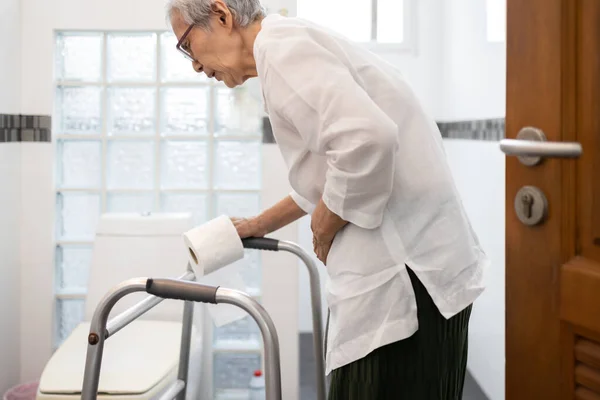 Senior Kvinna Med Diarré Innehav Vävnad Rulla Nära Toalett Skål — Stockfoto