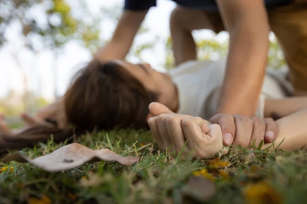 Mani Maschio Aggressivo Tenere Una Mano Femminile Stupro Abuso Sessuale — Foto Stock