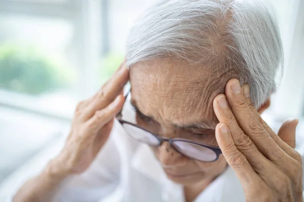 Donna Anziana Malata Con Mal Testa Dolore Alla Testa Problemi — Foto Stock